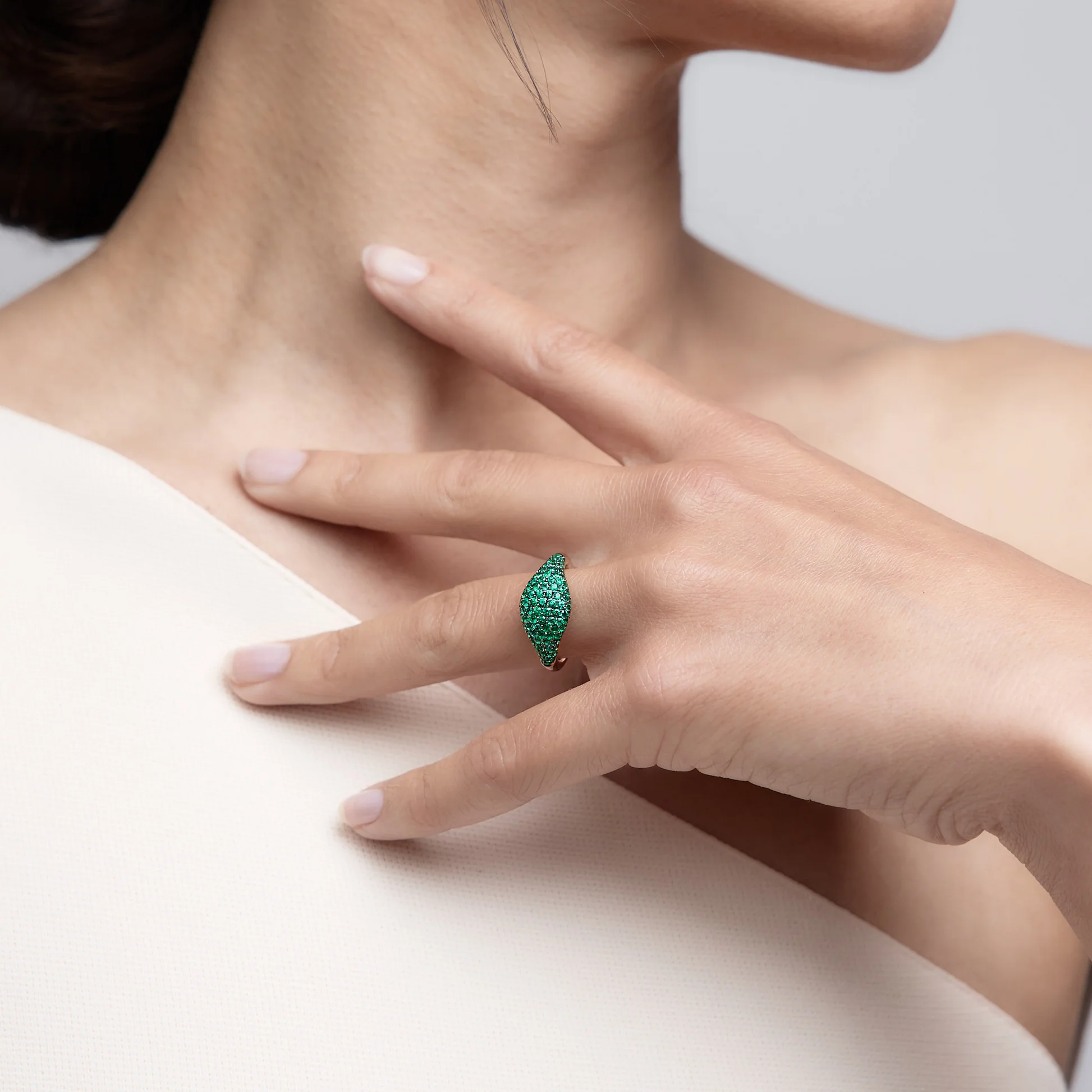 smaragdring kaufen und die Weisheit des grünen Edelsteins spüren
